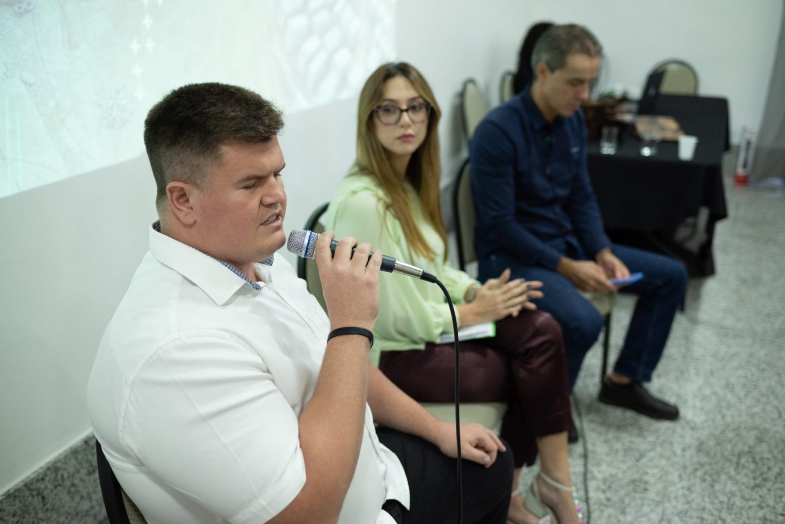 Da esquerda para a direita: Felipe Rigoni, deputado federal pelo Espírito Santo; Juliana Bravo, diretora executiva da Stono Consultoria; e Tales Machado, sócio da Magban e presidente do Centrorochas