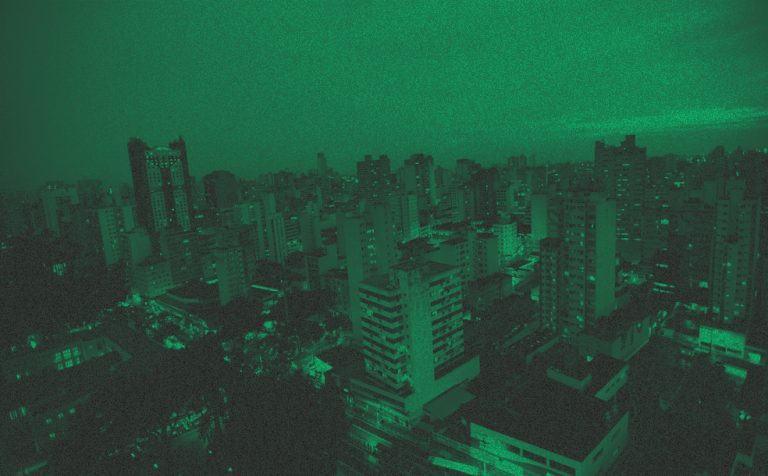 Cidade de Campinas ao anoitecer, com luzes acesas, com filtro verde