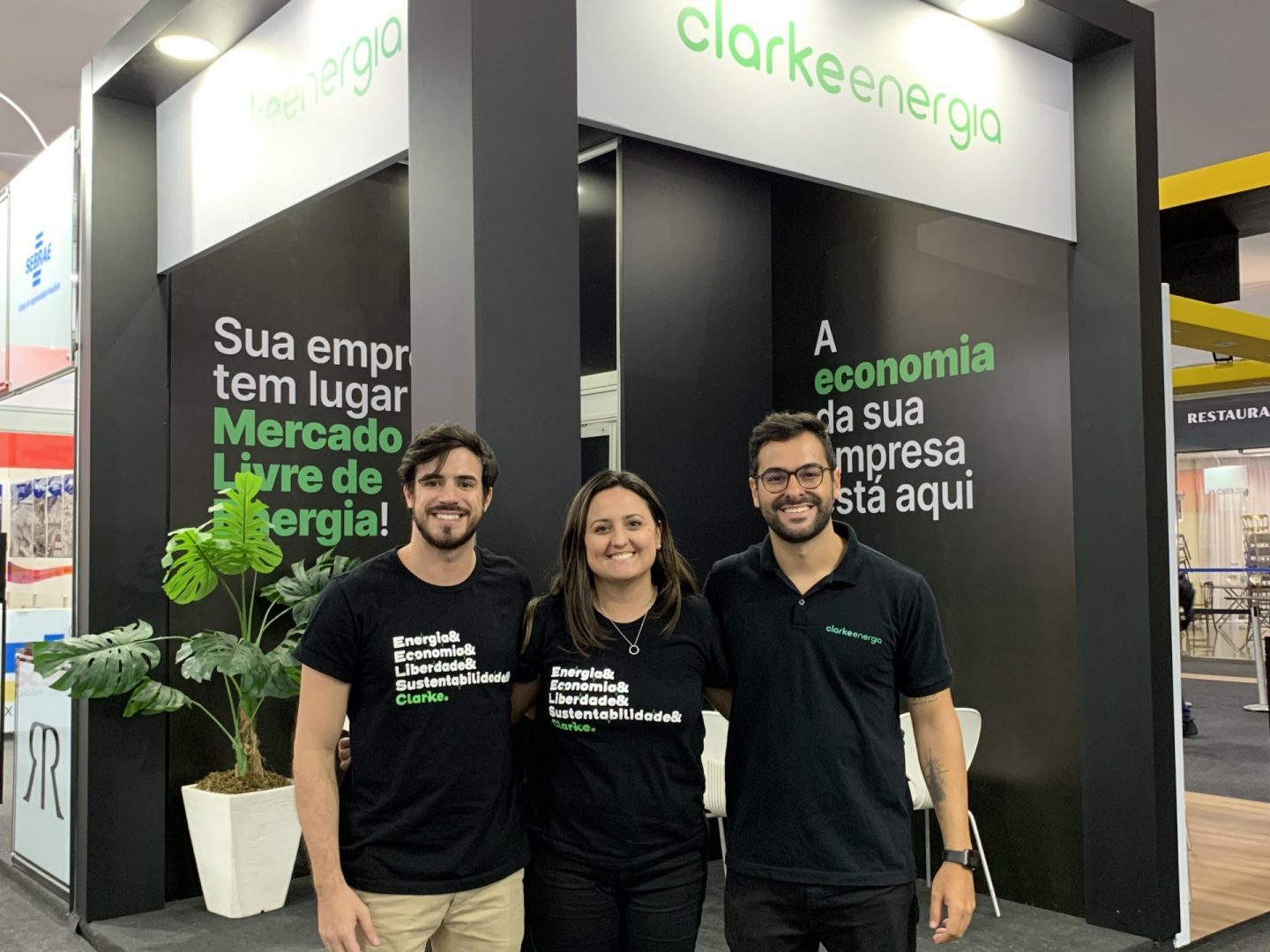 Time da Clarke Energia na Vitória Stone Fair; da esquerda para a direita: Arthur Tkotz, head de vendas, Viviane Machado, head de marketing, e Pedro Rio, CEO