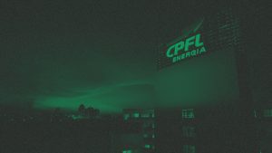 Vista de prédio da CPFL à noite, com filtro verde