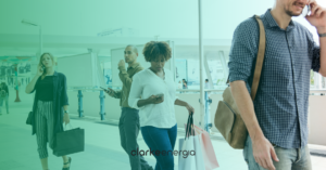 pessoas andando em ambiente comercial segurando sacolas